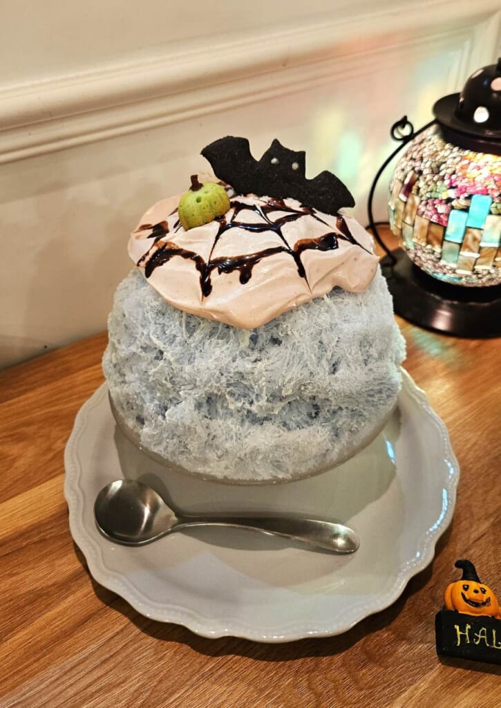 kakigori sur le thème d'Halloween avec toile d'araignée et chauve-souris