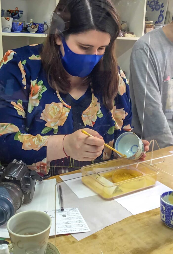 Manon concentrée lors d'un atelier de kintsugi