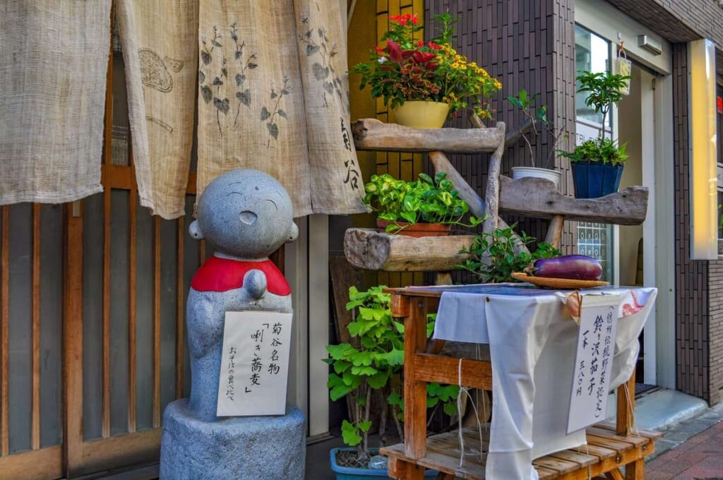 La rue Jizo-dori à Sugamo et ses jizo protecteurs