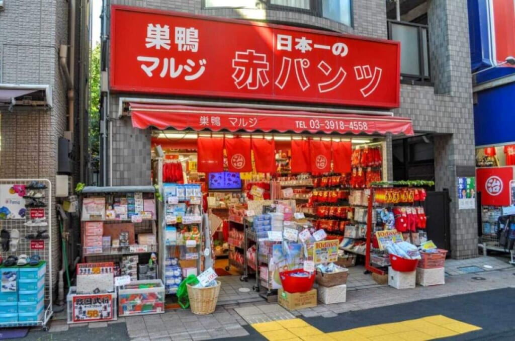 Boutique spécialisée dans la vente de petites culottes rouges à Sugamo