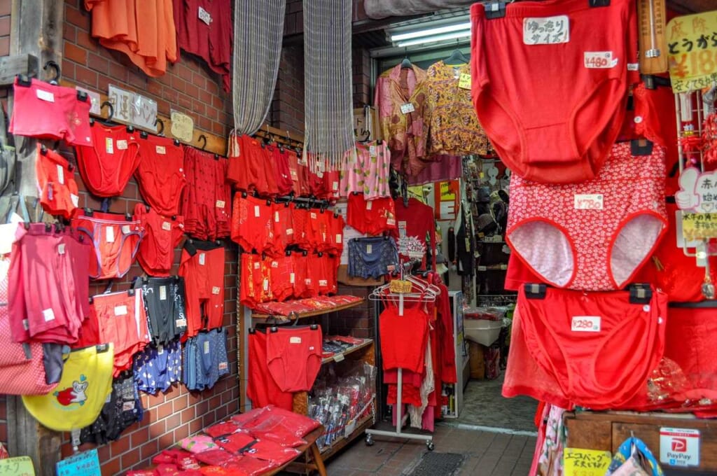 Les culottes rouges porte-bonheur de Sugamo