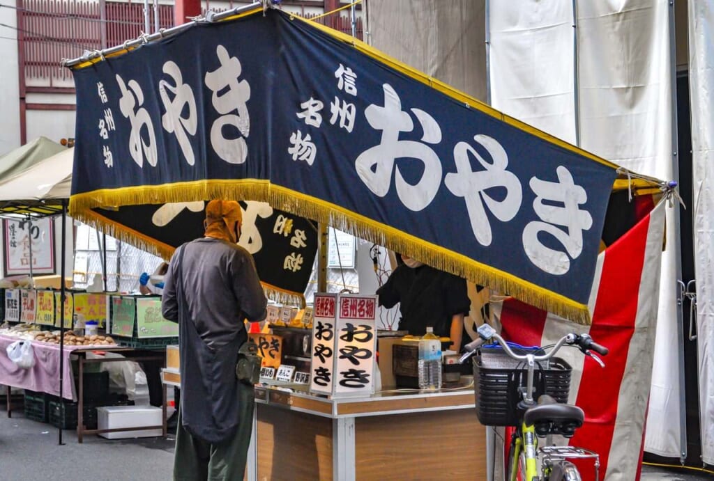 Stand de boulettes oyaki au marché de Sugamo