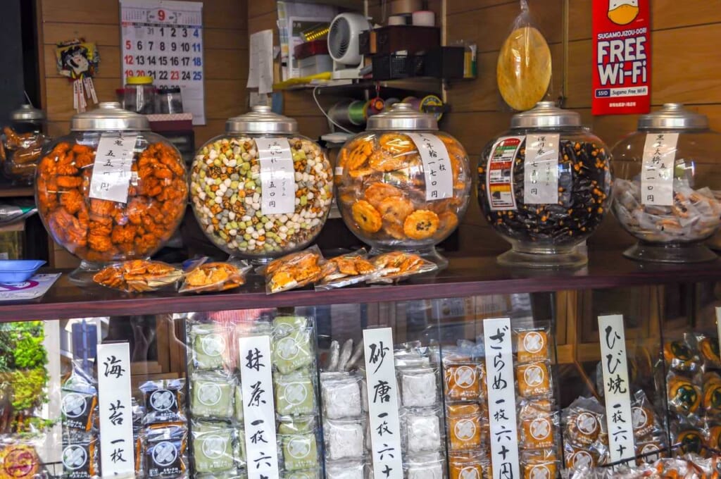 Différents types de senbei disponibles chez Oshiage senbei à Sugamo