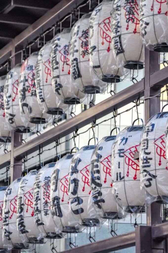 Jolies lanternes du temple Koganji à Sugamo