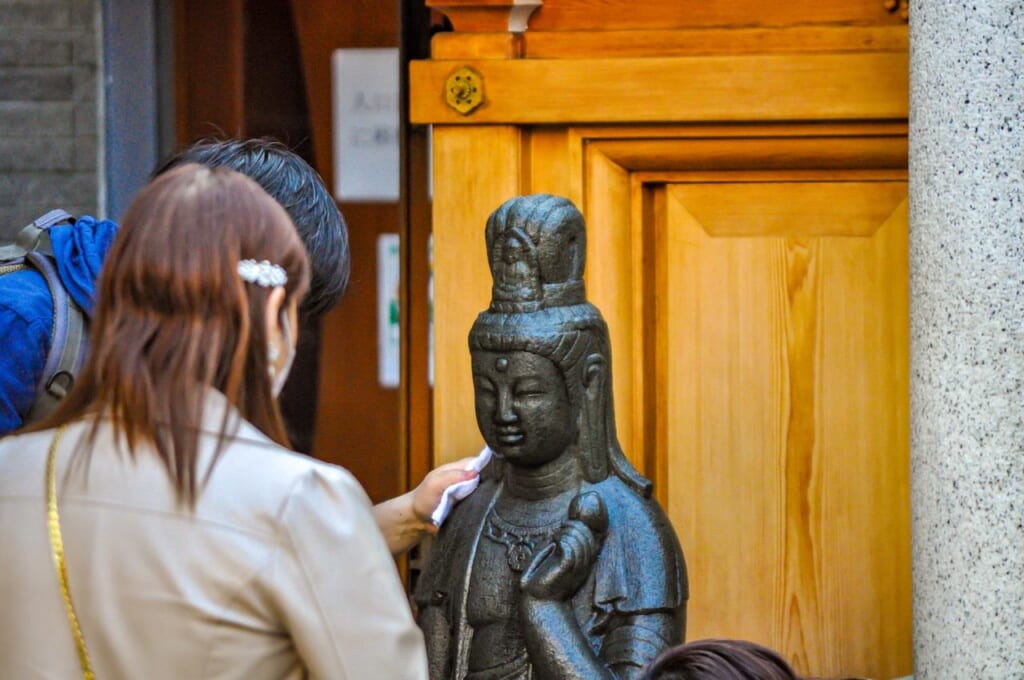 C'est l'heure du bain pour la statue Kannon du temple Koganji à Sugamo