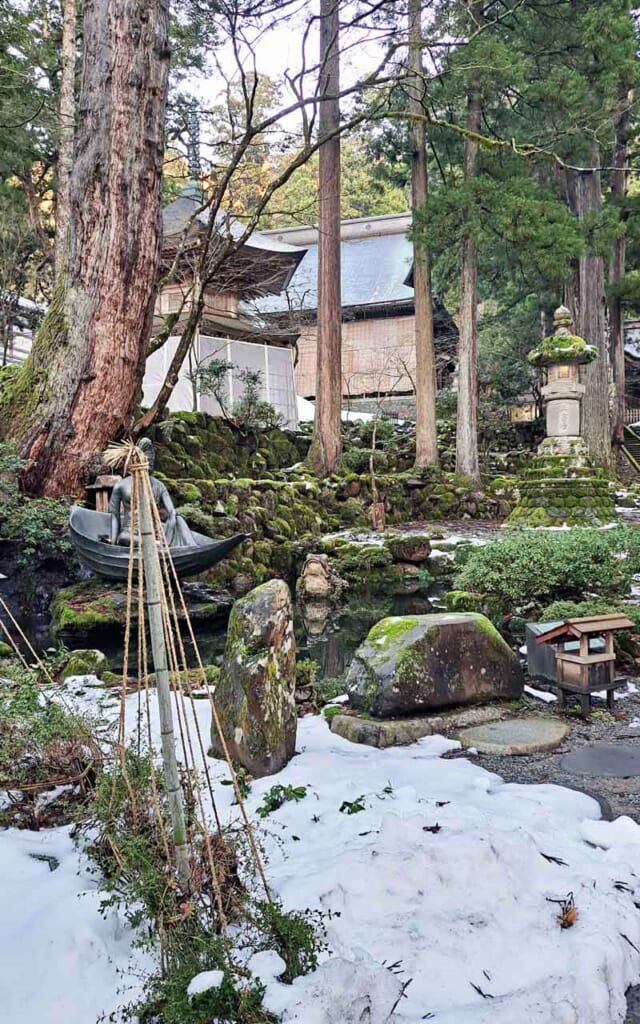 La neige est tombée sur le temple