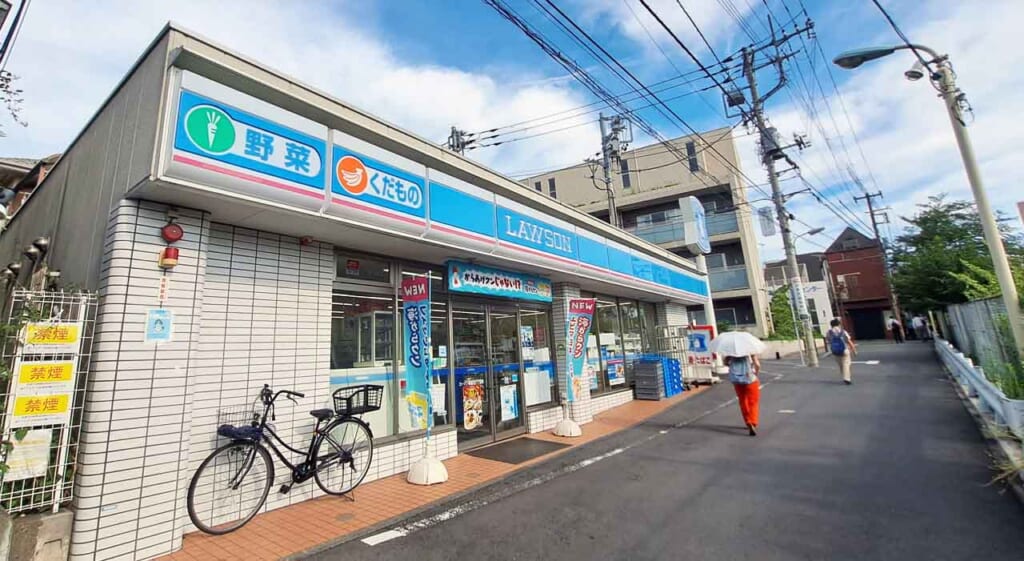 Un konbini Lawson dans les rues de Tokyo