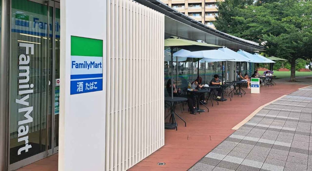 Un FamilyMart avec terrasse