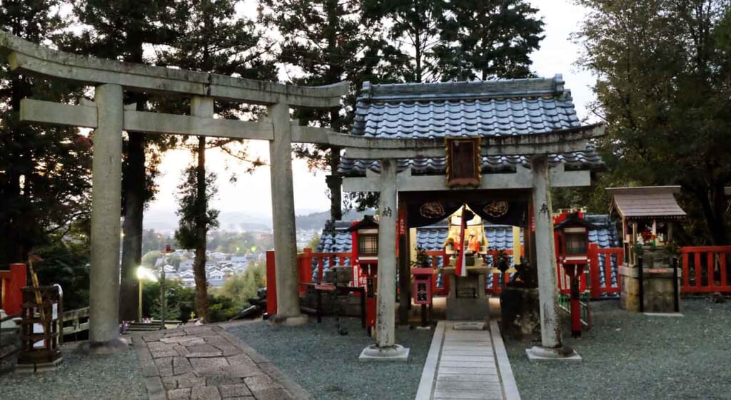 Le sanctuaire Ojiyama Makekirai Inari