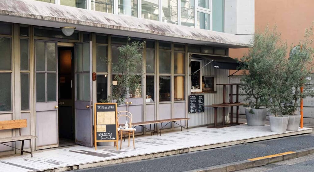 Espace extérieur d'un café à Nakameguro, Tokyo