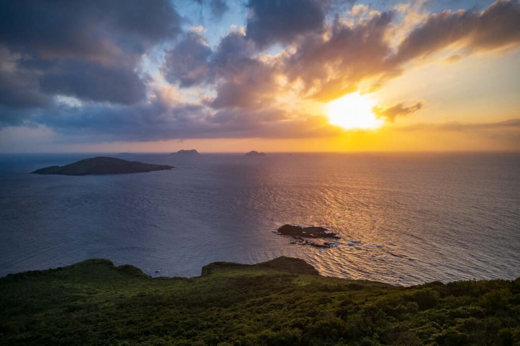 Coucher de soleil sur l'île de Madara à Nagasaki