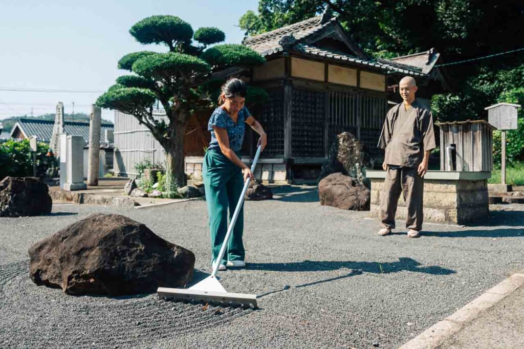 Un moine bouddhiste enseigne le jardinage zen dans un jardin de pierres sur l'île d'Ojika