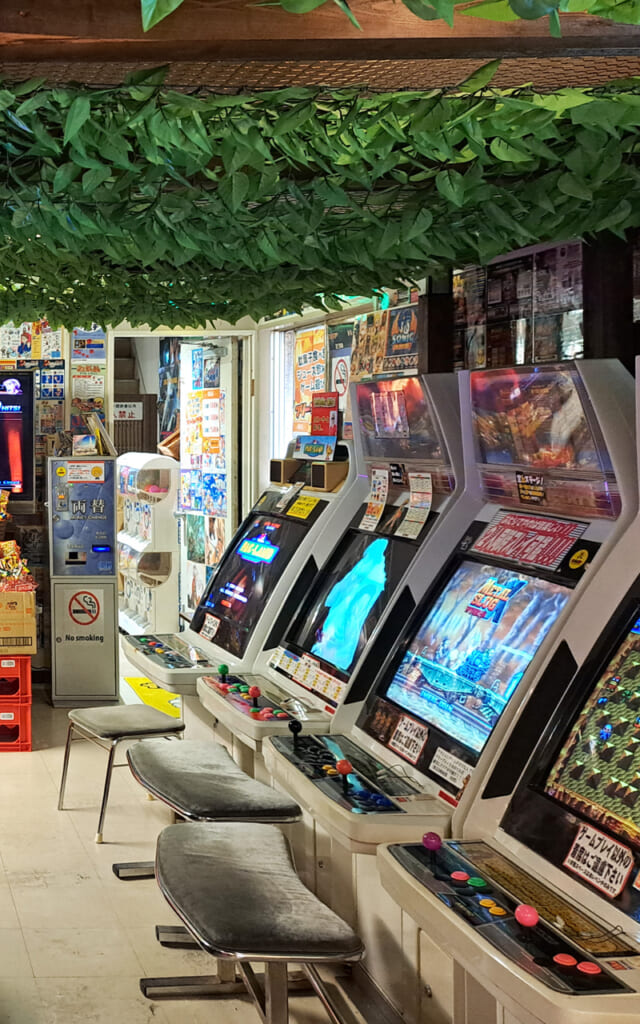 Salle d'arcade au Super Potato d'Akihabara