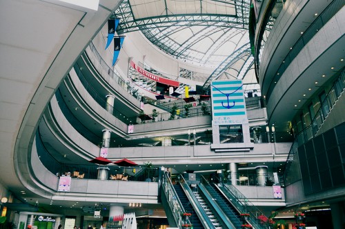 Interior del centro comercial Pacela de Hiroshima