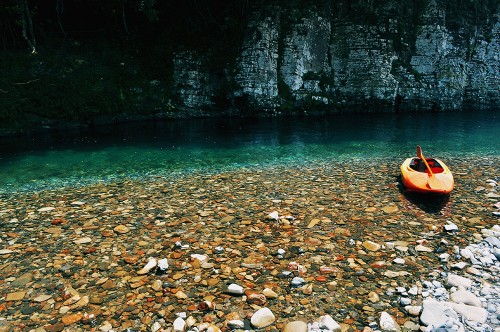 Kayak en las aguas cristalinas del río Kumano (Japón)