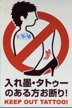 Cartel de prohibición de tatuajes en un onsen en Japón