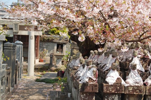 Figuritas de piedra en el jardín del templo Enmeiji de Nagasaki
