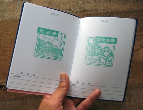 Cuaderno con dos sellos o estampas japoneses