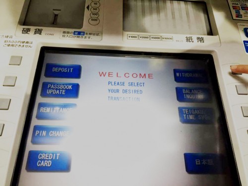 Pantalla de un cajero automático en Japón