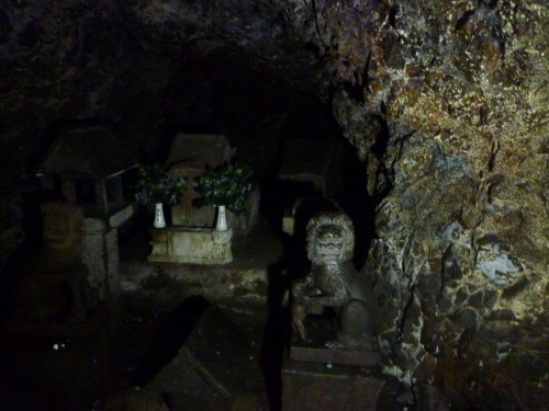Interior de las grutas de Iwaya en Enoshima (Japón)