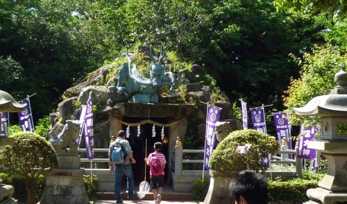 Templo construido en una cueva en Enoshima, Japón