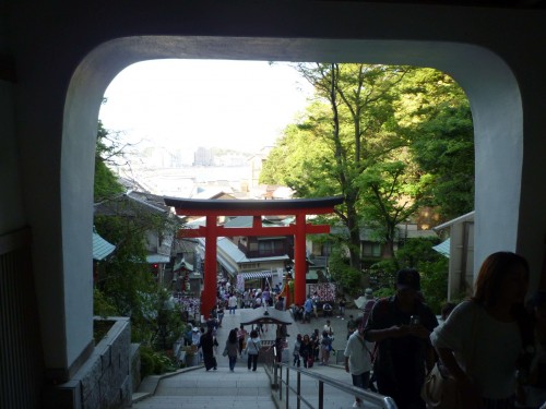 Arco torii rojo en Enoshima (Japón)