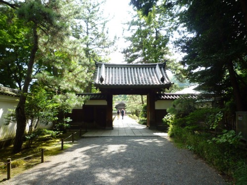 Portón antiguo en los jardines Sankeien de Yokohama