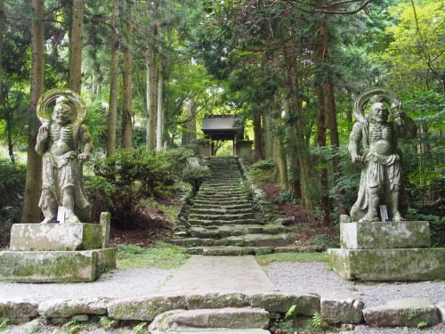 Guardines de roca del Templo Futagoji en Kunisaki (Oita).