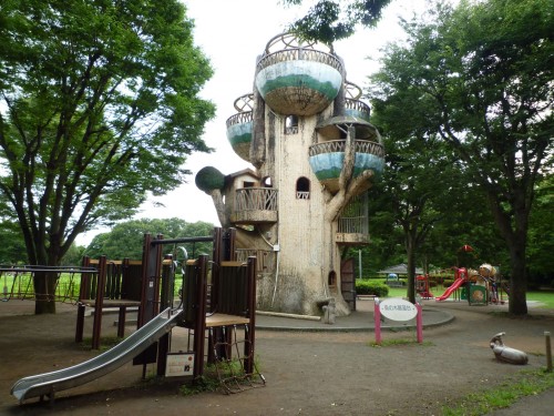 Edificio con aspecto de árbol en el Parque Samagihara (Japón)