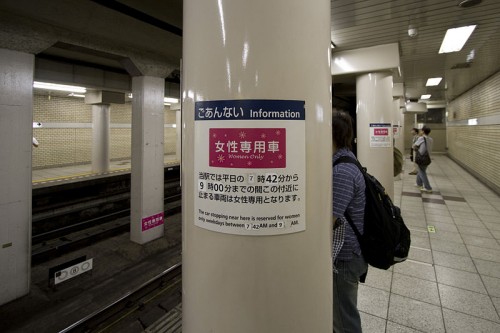 Cartel 'women only' en el metro de Tokio.