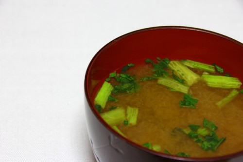 Sopa de misa japonesa, primer plato del ichiju sansai