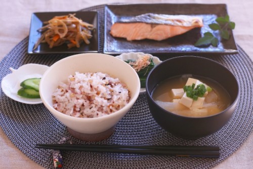 Menú ichiju sansai: una sopa y tres platos más