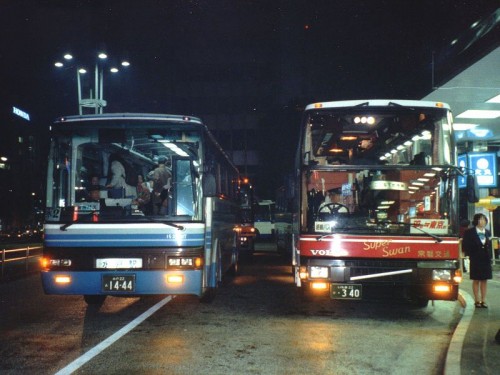 Autobuses nocturnos en su parada en Japón