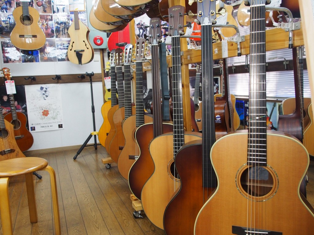 Sala donde puedes probar guitarras en Yairi