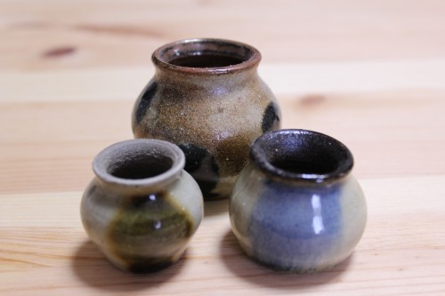 Pequeñas jarras para el té de cerámica japonesa.