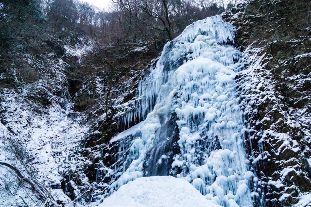 Escapada invernal: cascada de hielo Shiraino de Toon, Ehime