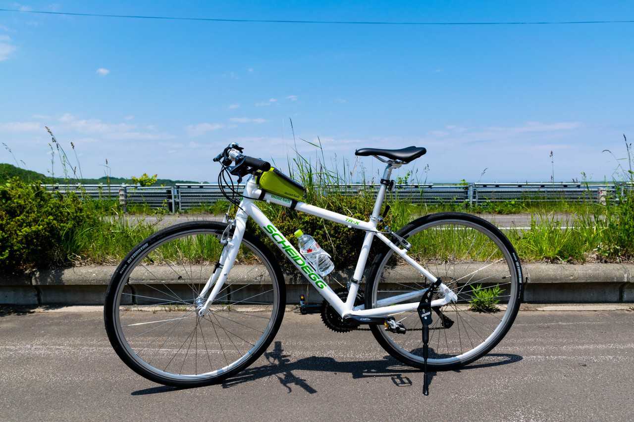 Una bicicleta en la carretera de Hokkaido