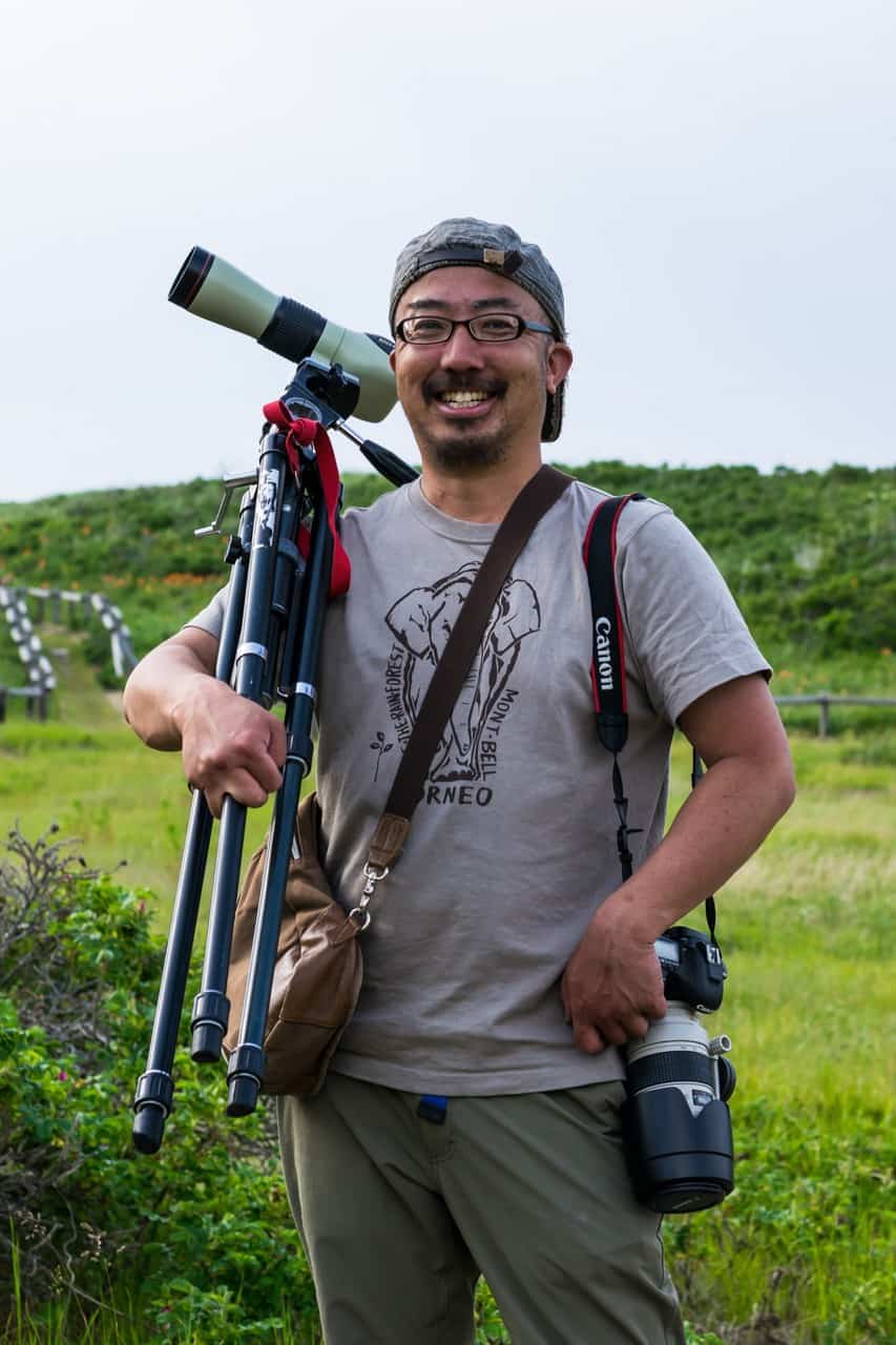 Un guía con su telescopio y cámara