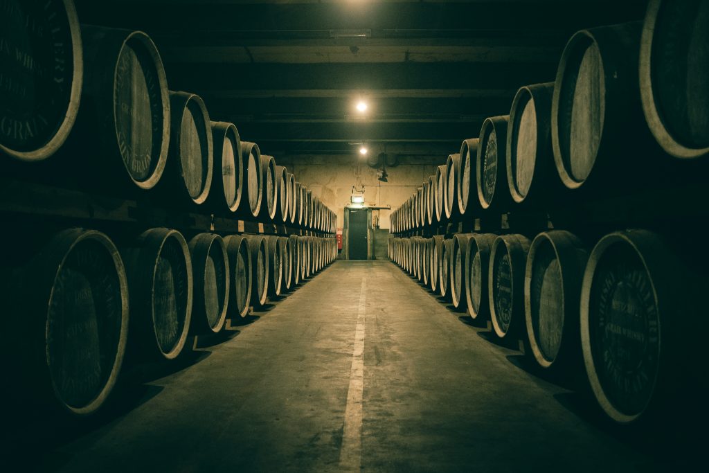 Los barriles que almacenan el whisky durante unos años