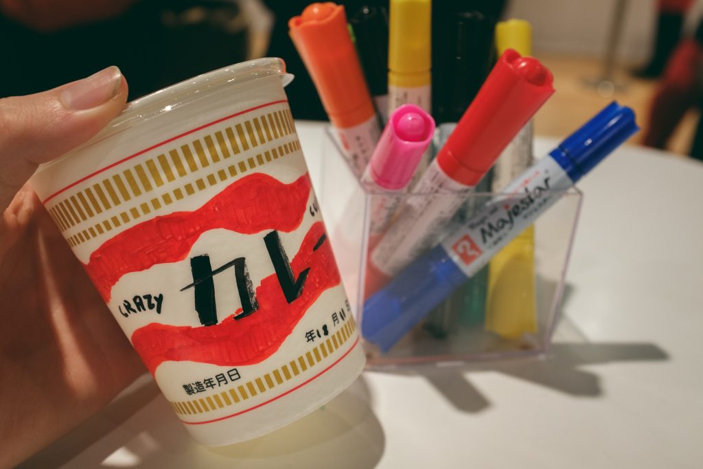 la personalización de la taza en el Cup Noodles Museum