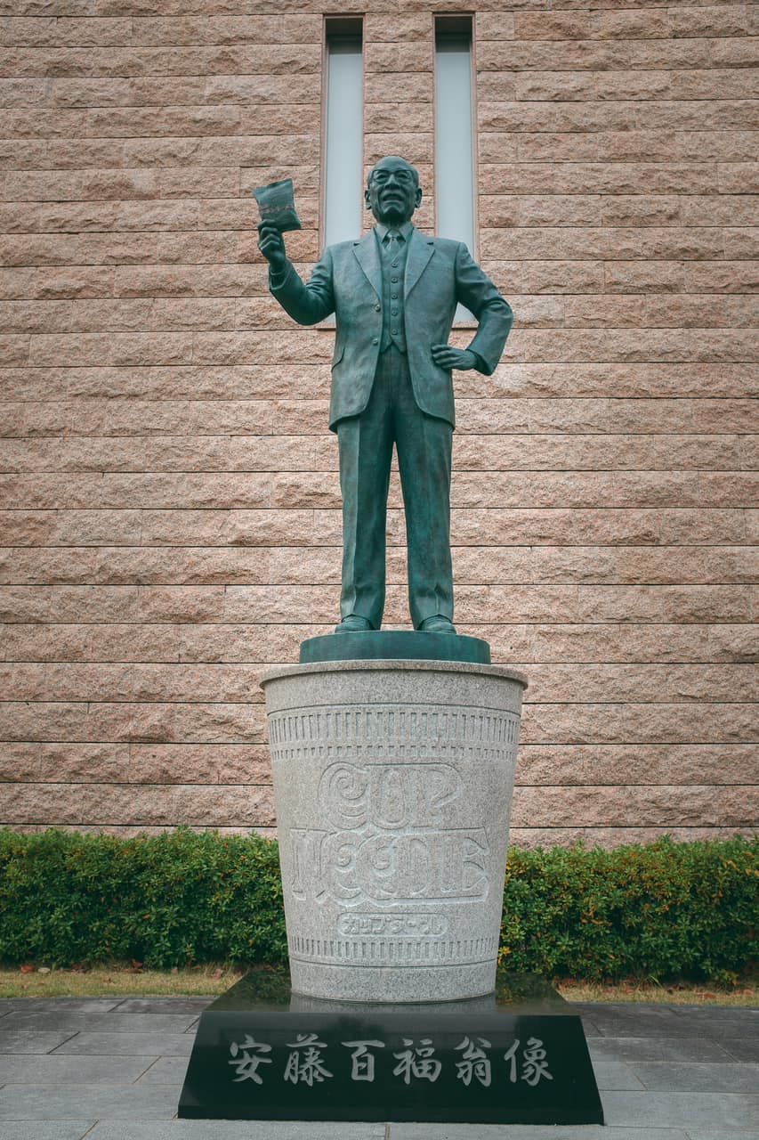 Figura del creador del ramen instantáneo, Osaka, Japón.