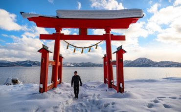 El torii Gozanoishi a la orilla del lago Tazawa, Akita, región de Tohoku, Japón