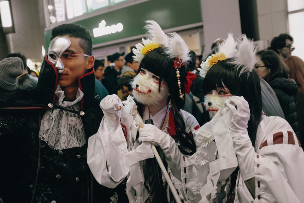 chicos disfrazados durante Halloween en Tokio
