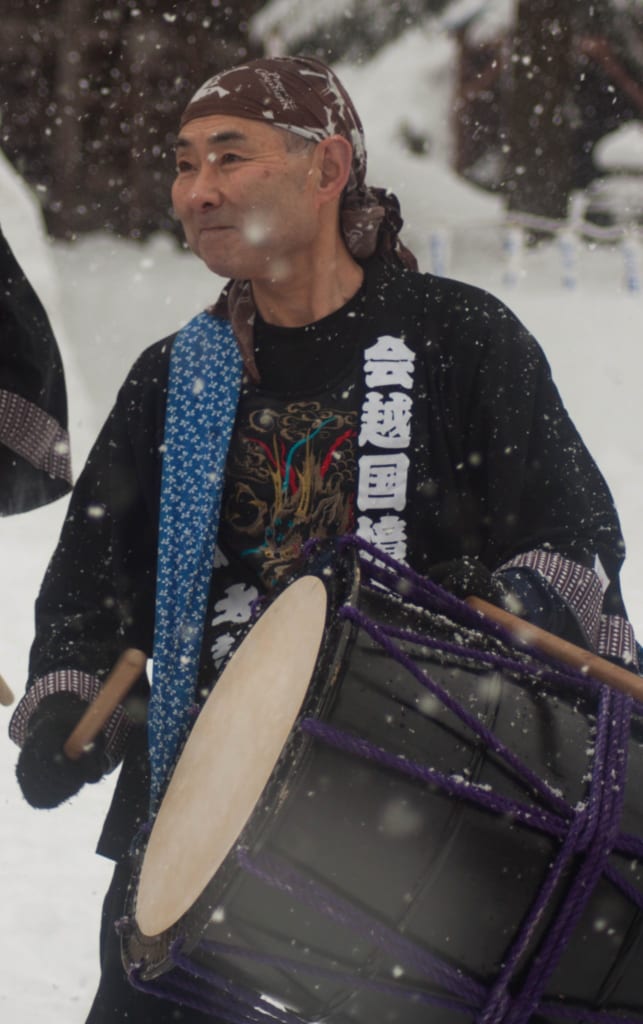Actuaciones de taiko en el Secchu Hanamizuiwai Festival, Uonuma, Japón