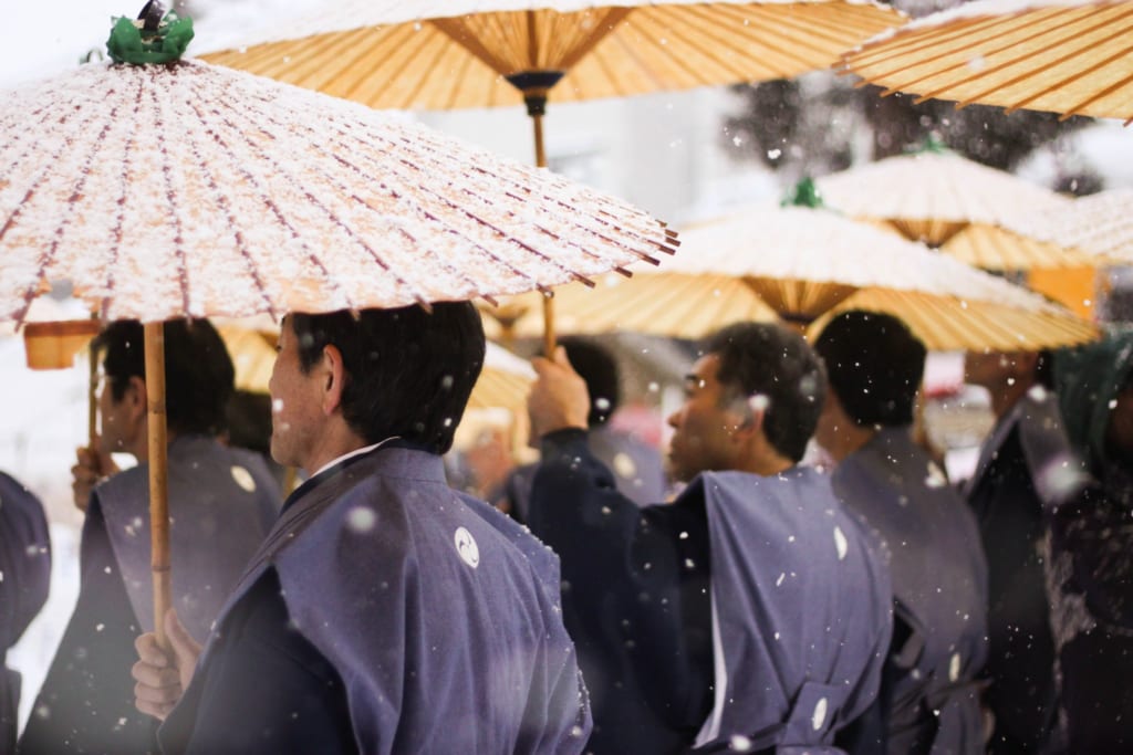 El desfile en el Secchu Hanamizuiwai Festival, Uonuma, Japón