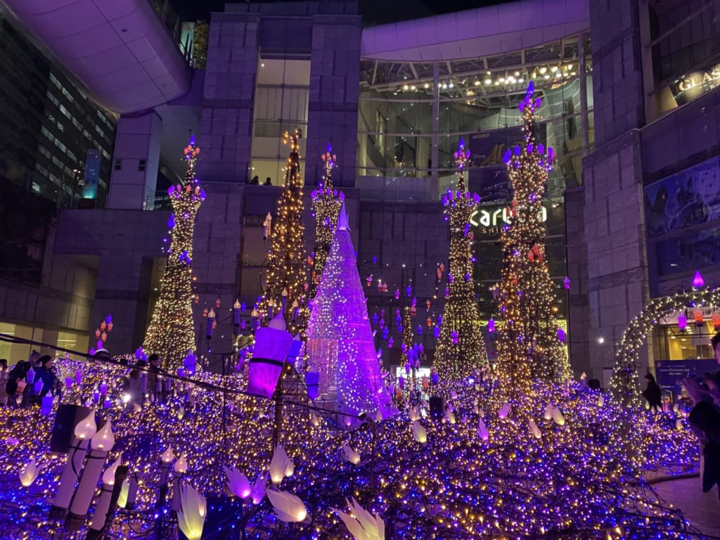 Luces en Caretta Shiodome, Tokio, Japón