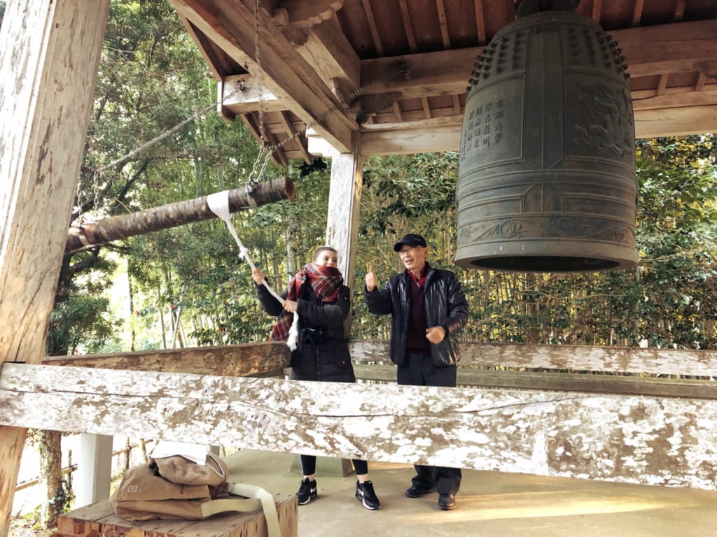 Tocando la campana en un templo de Izumi, Kagoshima, Japón