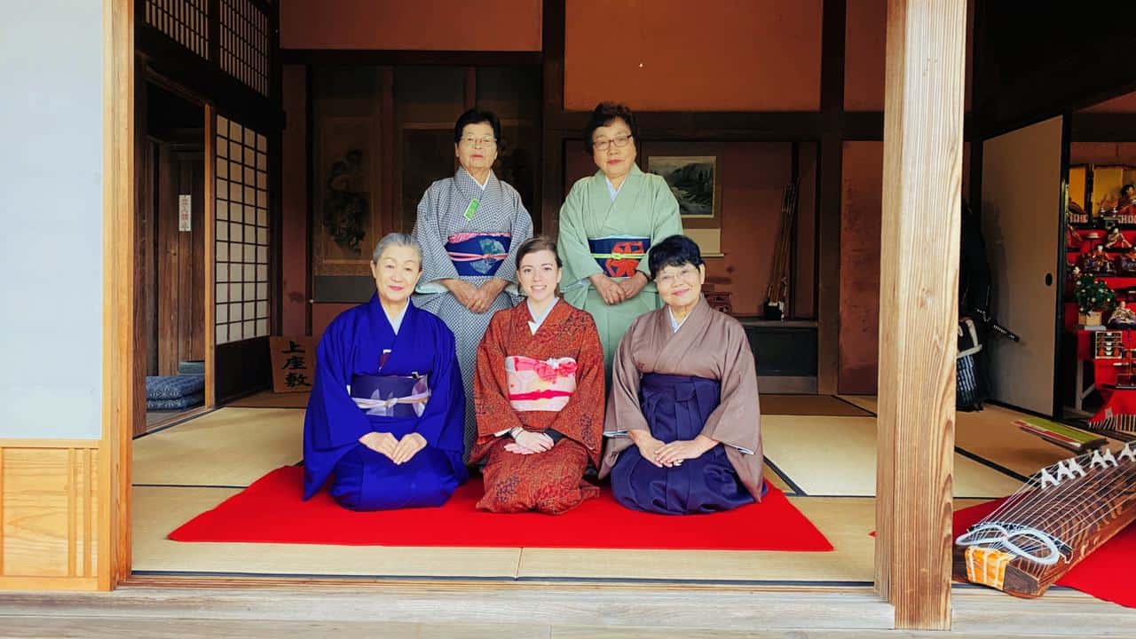 Ceremonia del té japonesa en la tradicional ciudad samurái de Izumi