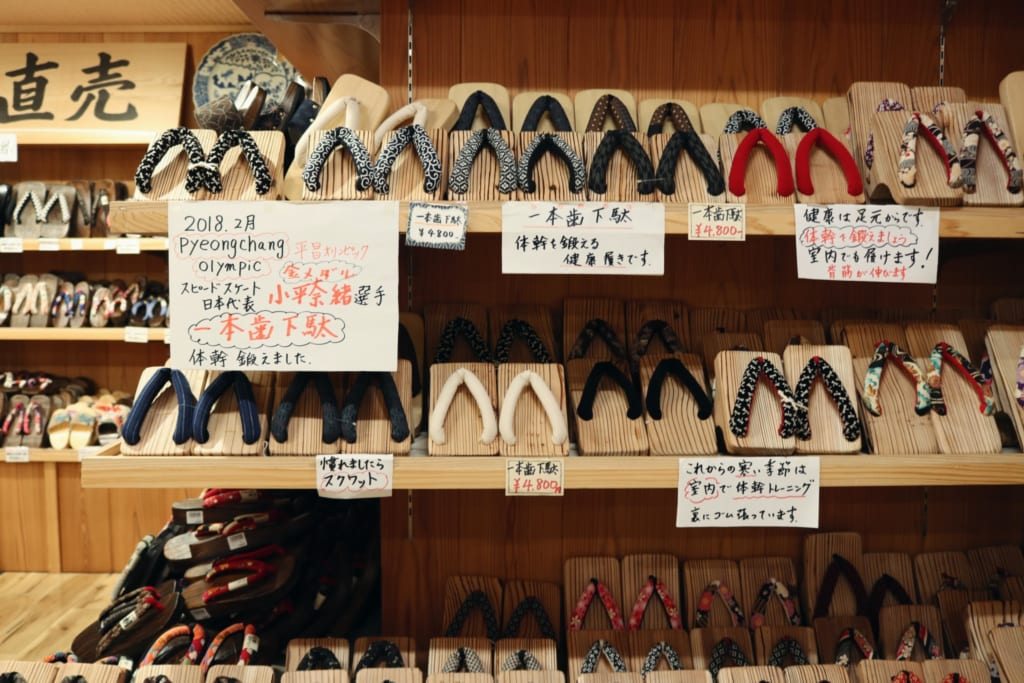 Tienda de zapatos tradicionales de Mameda Town, Hita, Oita, Japón