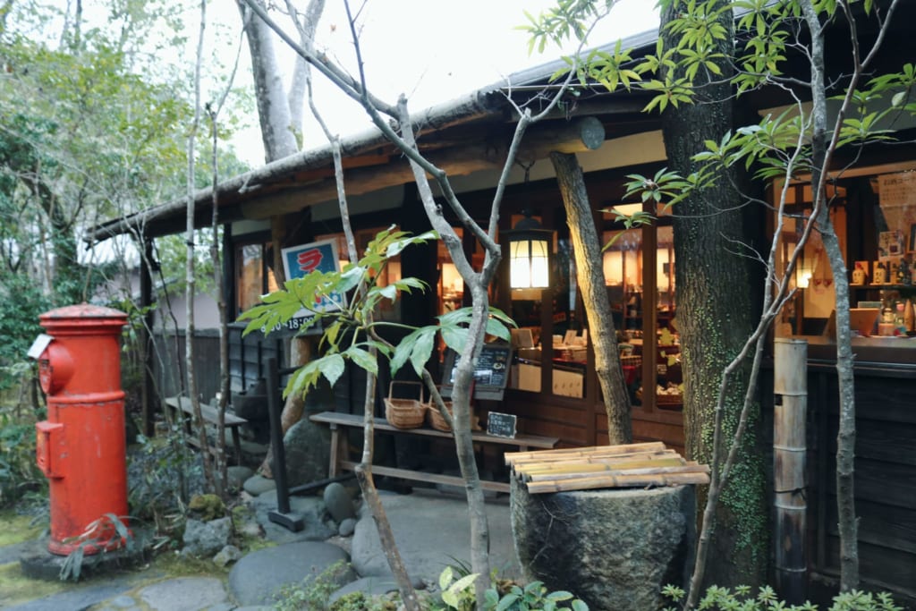 tienda de souvenirs del onsen con aguas termales
